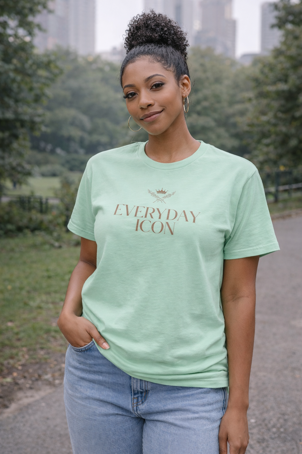Everyday Icon Tee — Minimal Crown Graphic Short Sleeve T‑Shirt